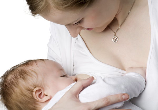 bébé allaité par sa maman