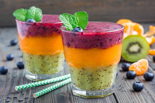 Smoothie à 3 étages kiwi, abricots et fruits rouges
