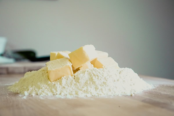 farine te beurre pour préparer les beignets
