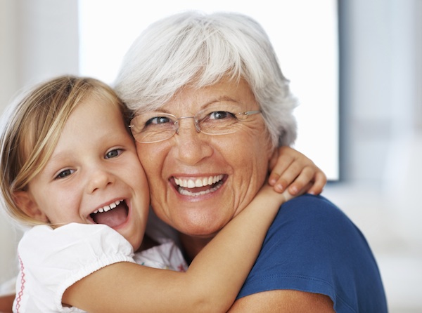 Grand-mère avec sa petite-fille