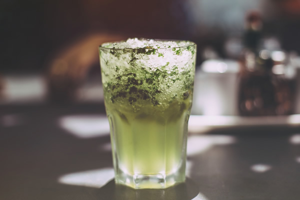 Grand verre de mojito bien frais